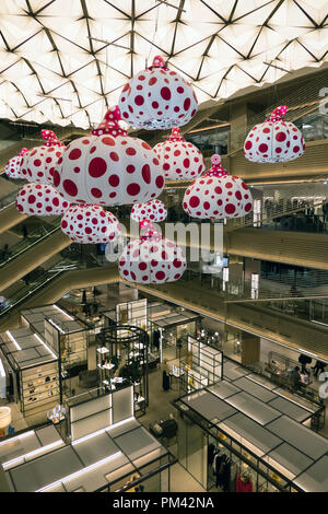 Blick auf die Ginza Sechs, ein luxuriöses Einkaufszentrum in der Ginza in Tokio, Japan, Asien. Japanische Mall mit Menschen, Läden und Geschäfte Stockfoto