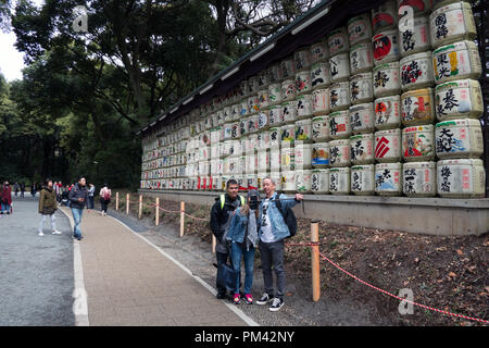 Denkmal aus sake Fässer in der Nähe von Meiji Jingu oder Meiji Jingo Schrein in Tokio, Japan, Asien. Menschen und Touristen während des Besuchs