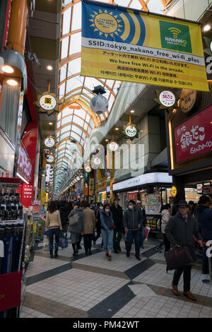 Blick auf Nakano Broadway, ein Einkaufszentrum in Tokio, Japan, Asien. Japanische Mall mit Menschen, Läden und Geschäfte Stockfoto