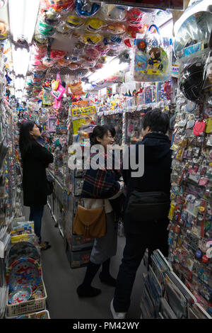 In Nakano Broadway Mall in Tokio, Japan, Asien. Japanische Shop Verkauf von altem Spielzeug, antike Puppen, collectibles, Erinnerungsstücke Stockfoto