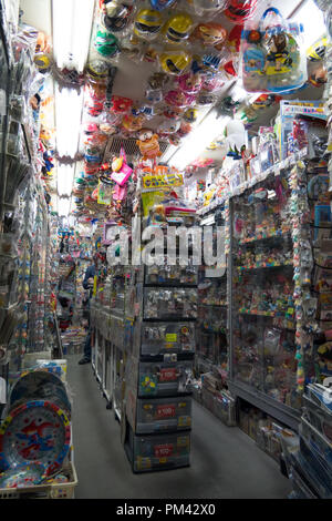 In Nakano Broadway Mall in Tokio, Japan, Asien. Japanische Shop Verkauf von altem Spielzeug, antike Puppen, collectibles, Erinnerungsstücke Stockfoto