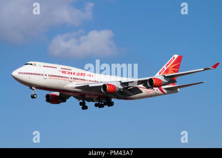 Air India Boeing 747-400 Jumbo Jet fliegen am Ansatz. Lange Flugreisen. Stockfoto