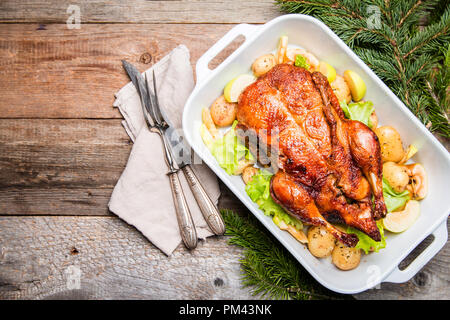 Weihnachten Ente mit Äpfeln Stockfoto