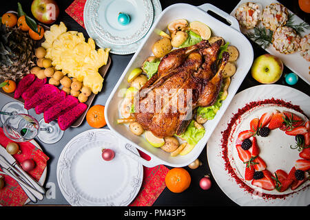 Weihnachten Ente mit Äpfeln Stockfoto