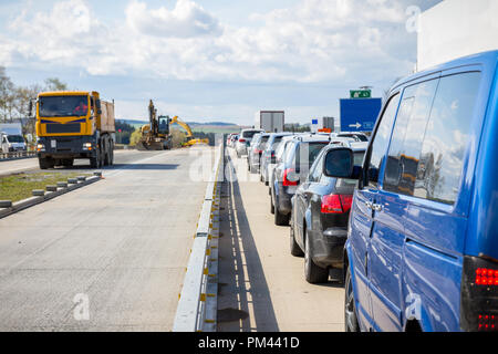 Autos Line up auf der Autobahn wegen Straßenbau Stockfoto