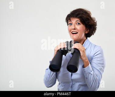 Konzeptionelle Schuß eines reifen Geschäftsfrau mit großen Fernglas Stockfoto