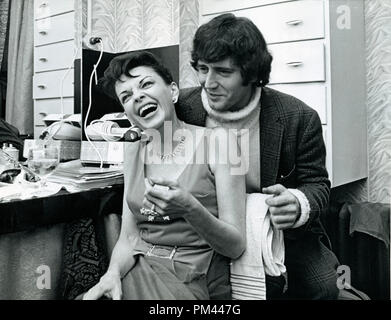 Judy Garland mit ihrem fünften Ehemann Mickey Deans nach Ihrem "Gespräch der Stadt "kabaret Leistung, Januar 1969. Datei Referenz Nr. 1017 001 THA © GFS/Hollywood Archiv - Alle Rechte vorbehalten. Stockfoto