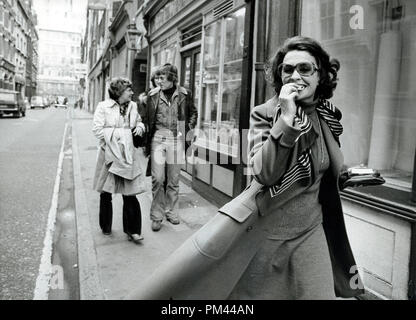 Jean Simmons zu Fuß das Adelphi Theatre im Londoner West End, 1974. Datei Referenz Nr. 1019 003 THA © GFS/Hollywood Archiv - Alle Rechte vorbehalten. Stockfoto