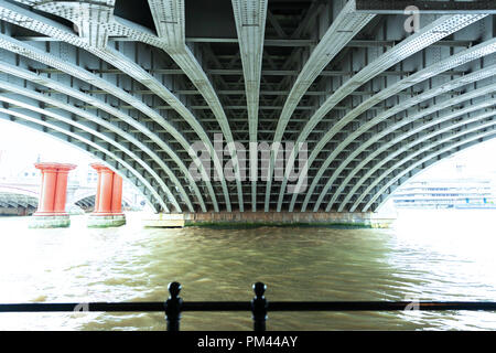 Unter Anzeigen von Blackfriars Railway Bridge über die Themse, London, England, UK. Stockfoto