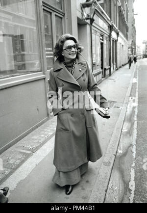 Jean Simmons zu Fuß das Adelphi Theatre im Londoner West End, 1974. Datei Referenz Nr. 1019 004 THA © GFS/Hollywood Archiv - Alle Rechte vorbehalten. Stockfoto