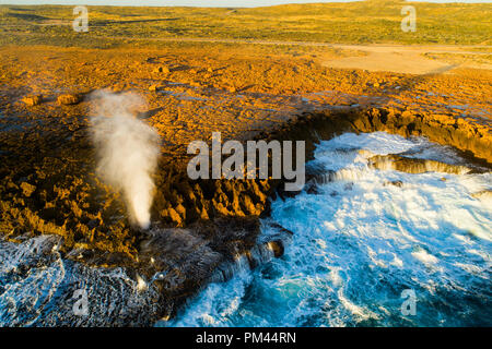 Luftaufnahme der Küstengewässer Ausguss und einem robusten Australischen Küste, Quobba, Gascoyne, Western Australia Stockfoto