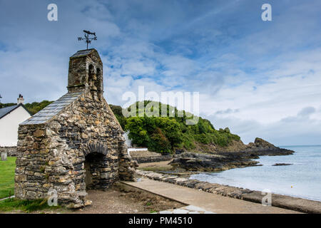 Ruinen von St Brynach's Church bei Cwm-yr-Eglwys, in der Nähe von Dinas Cross, Fishguard, Pemrbrokeshire Stockfoto