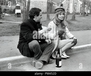 Julie Christie und Regisseur Francois Truffaut während einer Pause in Filmen 'Fahrenheit 451' März 28,1966. Datei Referenz Nr. 1030 011 THA © GFS/Hollywood Archiv - Alle Rechte vorbehalten. Stockfoto