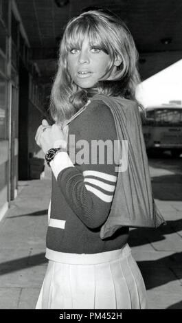 Julie Christie, mit den Oscar gewann sie für 'Liebling' umschlungen über ihre Schulter in einem Beutel, April 25,1966. Datei Referenz Nr. 1030 013 THA © GFS/Hollywood Archiv - Alle Rechte vorbehalten. Stockfoto