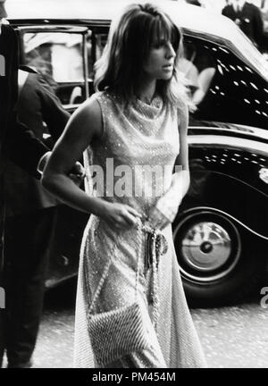 Julie Christie ankommen für die Premiere von 'Dr. Schiwago" in London, April 1966 Datei Referenz Nr. 1030 038 THA Stockfoto