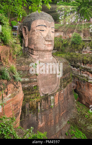 Leshan Giant Buddha ist eine 71 Meter hohe steinerne Statue. Es ist immer in der storied Erbe der Stadt präsentieren. Der Glanz der antiken Weltwunder. Stockfoto