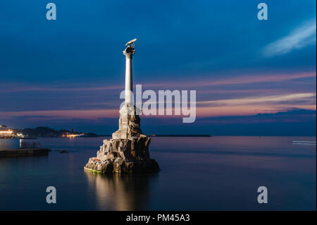 Denkmal für die VERSENKT Kriegsschiffe in Sewastopol bei Nacht Stockfoto