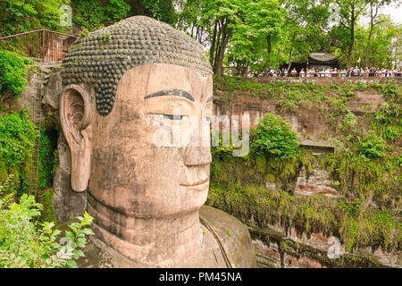 Leshan Giant Buddha ist eine 71 Meter hohe steinerne Statue. Es ist immer in der storied Erbe der Stadt präsentieren. Der Glanz der antiken Weltwunder. Stockfoto