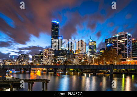 Melbourne, Australien - Stadt bei Nacht entlang des Yarra River, Ansicht von Southbank Stockfoto