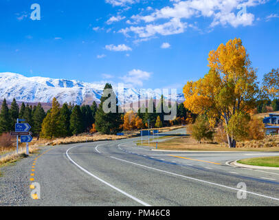 Kurvenreiche Straße an einem sonnigen Herbsttag, Fairlie-Tekapo Road, Canterbury, Neuseeland. Stockfoto