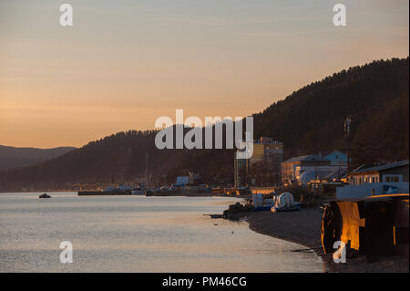 Feder Listvtanka Stadt auf Baykal See, Russland Stockfoto