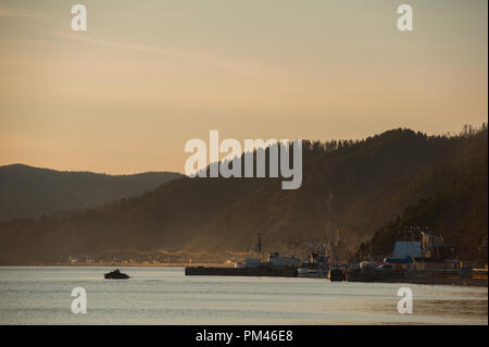 Feder Listvtanka Stadt auf Baykal See, Russland Stockfoto