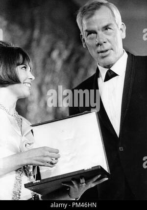 Lee Marvin ist mit Bester Ausländischer Schauspieler Award für seine Leistung in "The Killers" und Cat Ballou' von der British Film Academy, März 24,1966 vorgestellt. Datei Referenz Nr. 1071 003 THA © GFS/Hollywood Archiv - Alle Rechte vorbehalten. Stockfoto