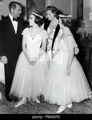 Cary Grant und Ingrid Bergman während einer Pause in Filmen "Indiskret" an der Royal Opera House, Covent Garden, London, Dezember 9,1957. Datei Referenz Nr. 1084 006 THA © GFS/Hollywood Archiv - Alle Rechte vorbehalten. Stockfoto