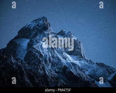 Top Ushba. Berg im Licht des Mondes. Nacht Landschaft mit Sternenhimmel. Main kaukasischen Ridge. Samegrelo - zemo Svanetii, Georgien Stockfoto