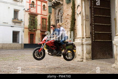 KNIGHT & DAY Roy (Tom Cruise) und Juni (Cameron Diaz) Rennen durch die Straßen von Sevilla, Spanien. Foto: Frank Masi TM und © 2010 Twentieth Century Fox und Regency Enterprises. Alle Rechte vorbehalten. Stockfoto