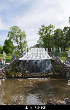 St. Petersburg, Russland - 03. JUNI 2018: Vertikale Bild von Cascade Brunnen am Peterhof, wichtige landkmark in St. Petersburg, Russland Stockfoto