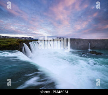 Godafoss Wasserfall. Natürliche und touristische Attraktion von Island. Landschaft mit einer Kaskade auf dem Fluss und einen schönen Himmel bei Sonnenuntergang Stockfoto