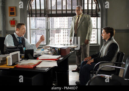 Spider-Man 2 (L, R) J.K. Simmons (J. Jonah Jameson), Bill Nunn (Joseph 'Robbie' Robertson) und Tobey Maguire (Peter Parker/Spider-Man) © 2004 Columbia/Sony Pictures Stockfoto