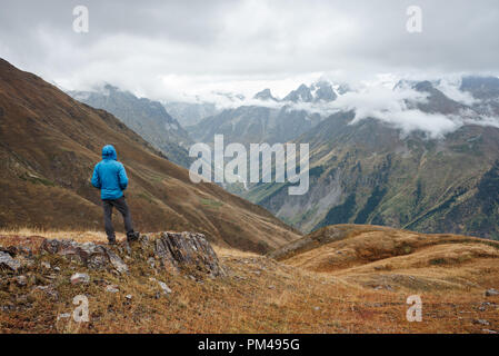 Touristische genießt die Aussicht auf die Berge. Kerl auf einem Trekking im Kaukasus. Lage in der Nähe von Koruldi Seen. Samegrelo - zemo Swanetien, Georgien Stockfoto