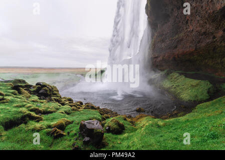 Der Wasserfall Seljalandsfoss und Weg um ihn herum. Tolle touristische Attraktion von Island Stockfoto