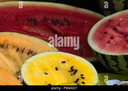 Verschiedene Arten von Wassermelone (rot, gelb, grün und orange) an der Landwirtschaftlichen Saison fairen Markt in Astrachan, Russland Stockfoto