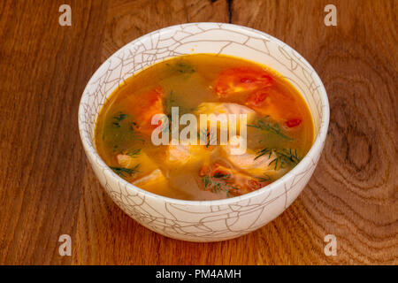 Fischsuppe mit Lachs und Tomaten Stockfoto