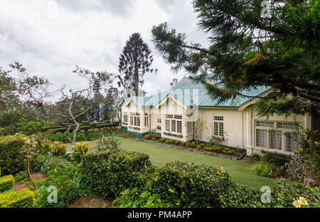 Dambatenne Gruppe, Lipton Bungalow mit grünem Wellblech Blechdach und Gärten, Haputale Hill Country Kaffee wachsende Region, UVA-District, Sri Lanka Stockfoto