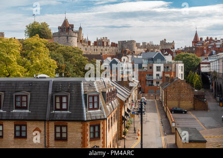 Blick über die Dächer in Richtung Schloss Windsor in den Hintergrund in Windsor, Großbritannien Stockfoto