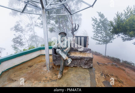 Statue von Sir Thomas Lipton an Lipton Seat, einem hohen Aussichtspunkt im Tee Plantage Hügel, Dambethenna, Haputale Berge, Sri Lanka sitzen Stockfoto