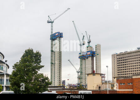 Kerne und Krane der neuen gemischte Verwendung Victoria Square Entwicklung Projekt im Bau in Woking Stadtzentrum entfernt von Woking Station auf einem langweiligen Tag gesehen Stockfoto