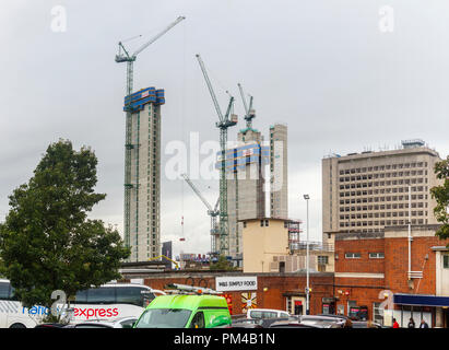 Kerne und Krane der neuen gemischte Verwendung Victoria Square Entwicklung Projekt im Bau in Woking Stadtzentrum entfernt von Woking Station auf einem langweiligen Tag gesehen Stockfoto