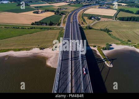 Luftaufnahme der Brücke und der Straße mit Autos über den Rhein in einem Bereich der Niederlande Stockfoto