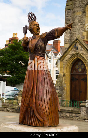 Königin der Herzen - aus Holz geschnitzte Statue von Alice im Wunderland Zeichen in Llandudno, North Wales. Stockfoto