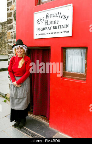 Conwy, Frau in traditionellen Zeitraum Waliser Kostüm, stehen am Eingang der Kleinste Haus in Großbritannien, Wales, Großbritannien Stockfoto