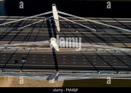 Luftaufnahme der Brücke und der Straße mit Autos über den Rhein in einem Bereich der Niederlande Stockfoto