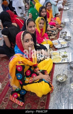 Jugendliche in einem Sikh-tempel langar, wo eine kostenlose vegetarische Mahlzeit zu jedem ohne Ausnahme serviert wird. Stockfoto