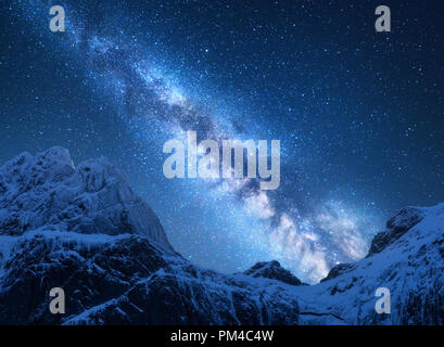 Milchstraße über schneebedeckte Berge. Platz. Fantastische Aussicht mit Schnee Felsen und Sternenhimmel in der Nacht in Nepal abgedeckt. Bergrücken und Himmel mit Sternen Stockfoto