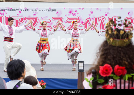 Bulgarischen Tänzer tanzen bulgarische Volkstanz vor der Rose Queen auf der Bühne während der Bulgarien Festival in Munakata Stadt, Fukuoka, Japan 2018 Stockfoto