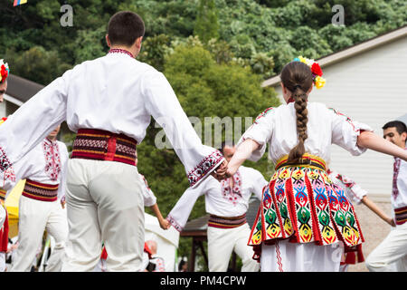 Bulgarischen Tänzer in traditioneller Kleidung bilden einen Kreis beim Tanzen bulgarische Volkstanz während Bulgarien Festival in Munakata, Fukuoka, Japan 2018 Stockfoto